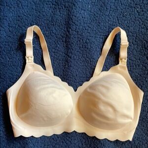 Momcozy Cream M plus breastfeeding bra